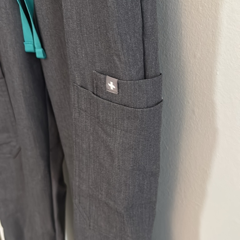 Figs Graphite Scrub Set - Picture 6 of 9